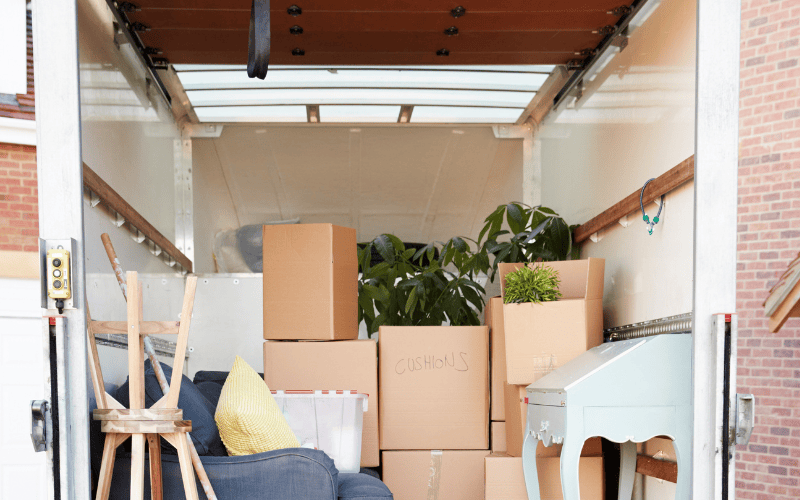 足立区でのゴミ屋敷清掃の様子